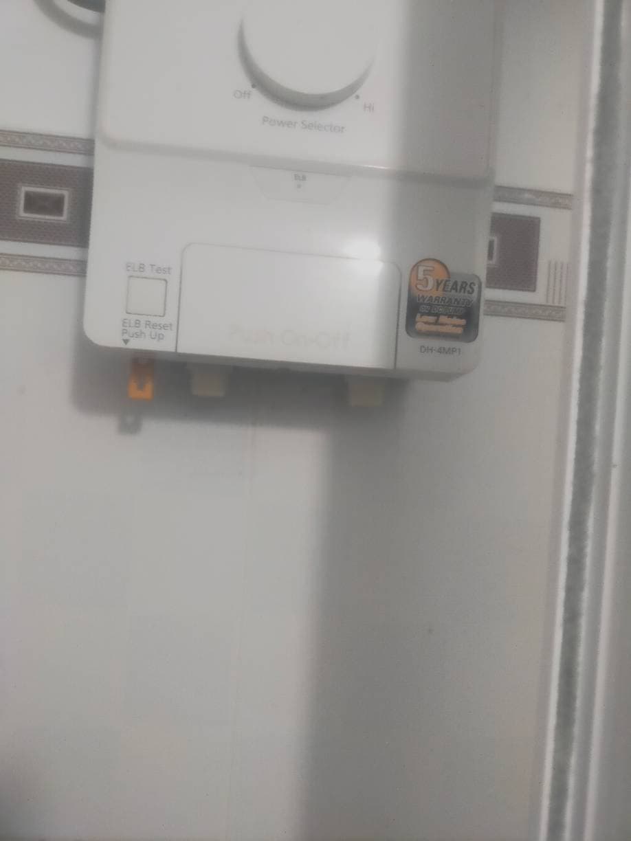 Trước khi sửa: Thay dây sen inox 304 máy nước nóng tại Gò Vấp tại Gò Vấp