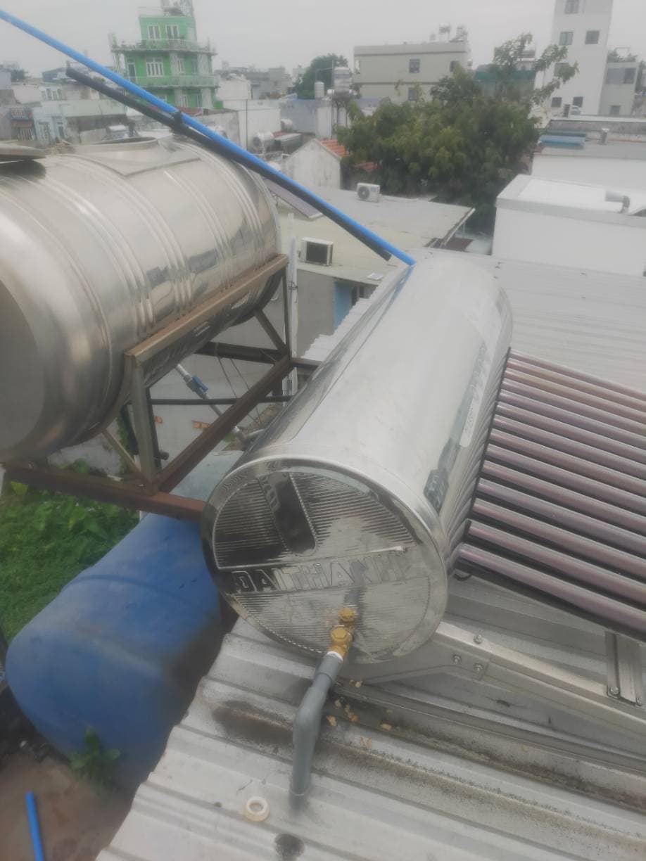 Sau khi hoàn thành sửa máy nước nóng năng lượng mặt trời Đại Thành tại TPHCM — thợ Trần Quốc Đông