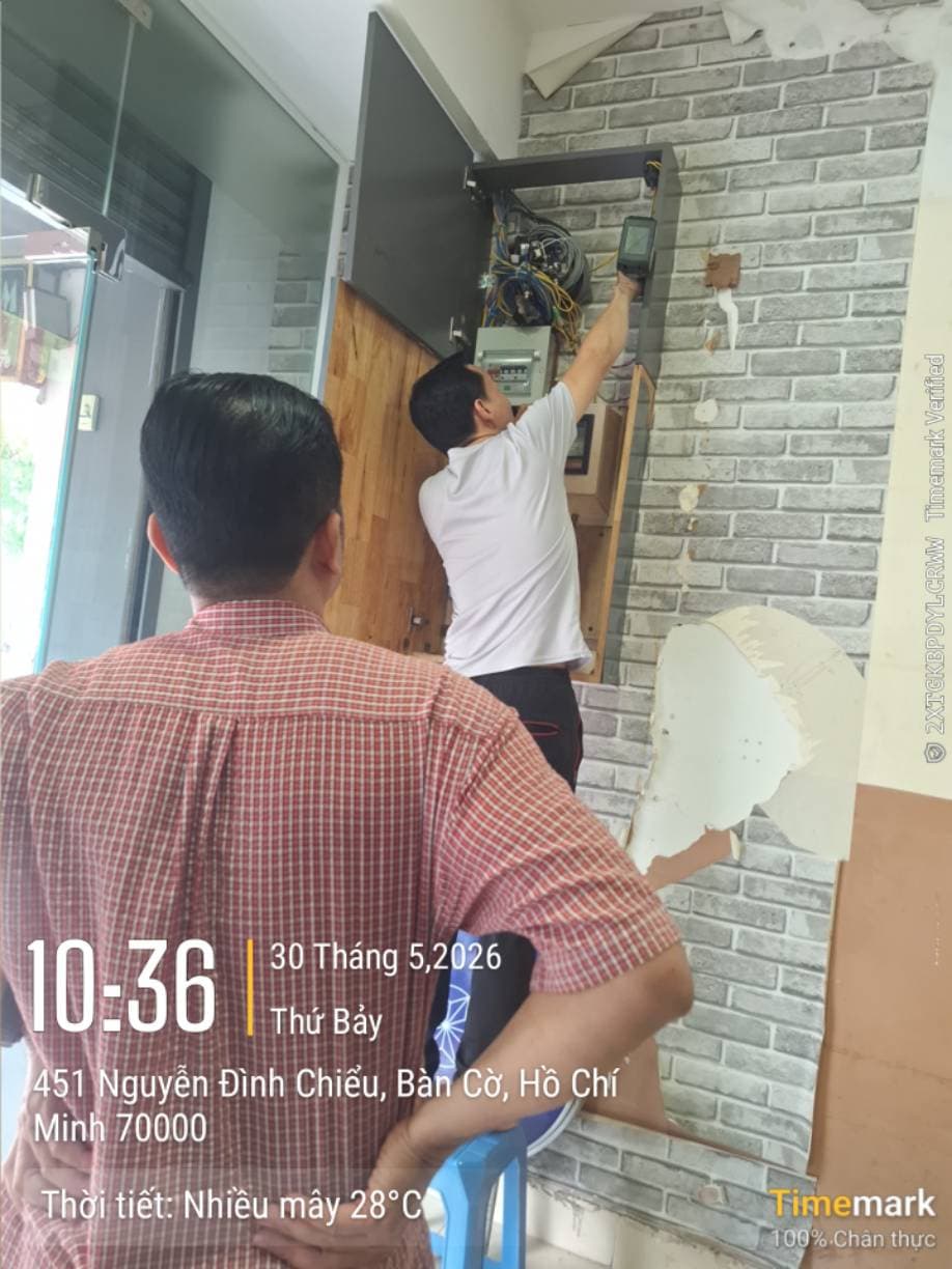 Sau khi hoàn thành sửa tủ điện tại TPHCM — thợ Trần Quốc Đông