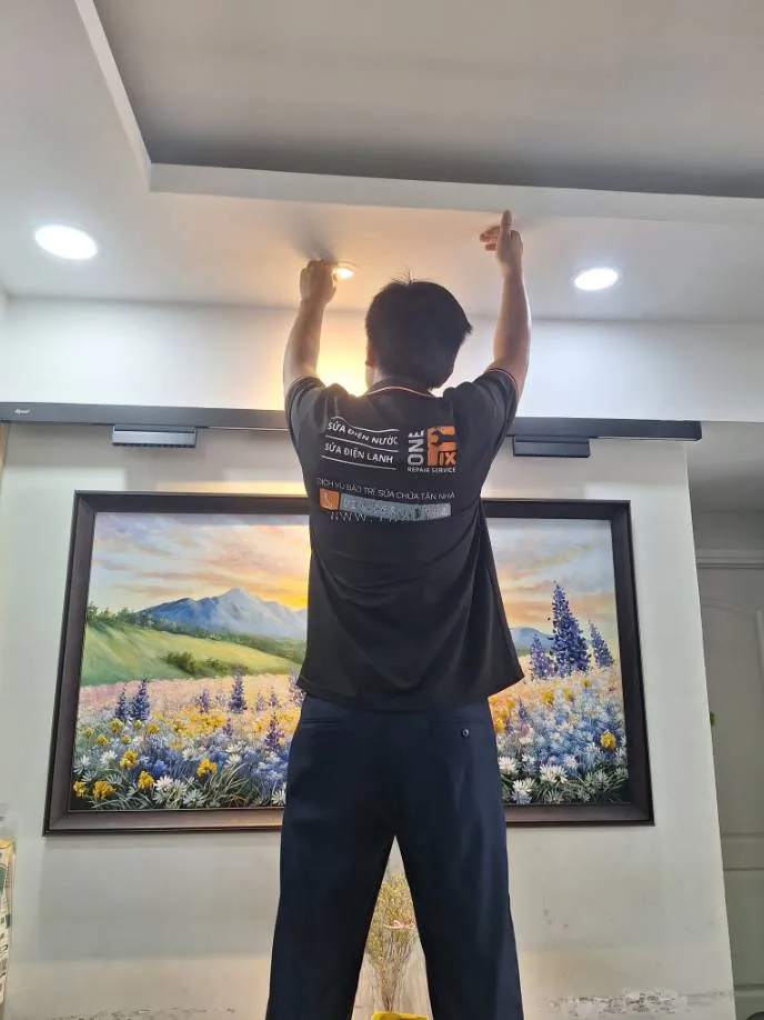 Sau khi thay bóng đèn LED trần nhà tại Quận 7