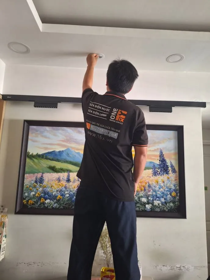 Trước khi thay bóng đèn LED trần nhà tại Quận 7