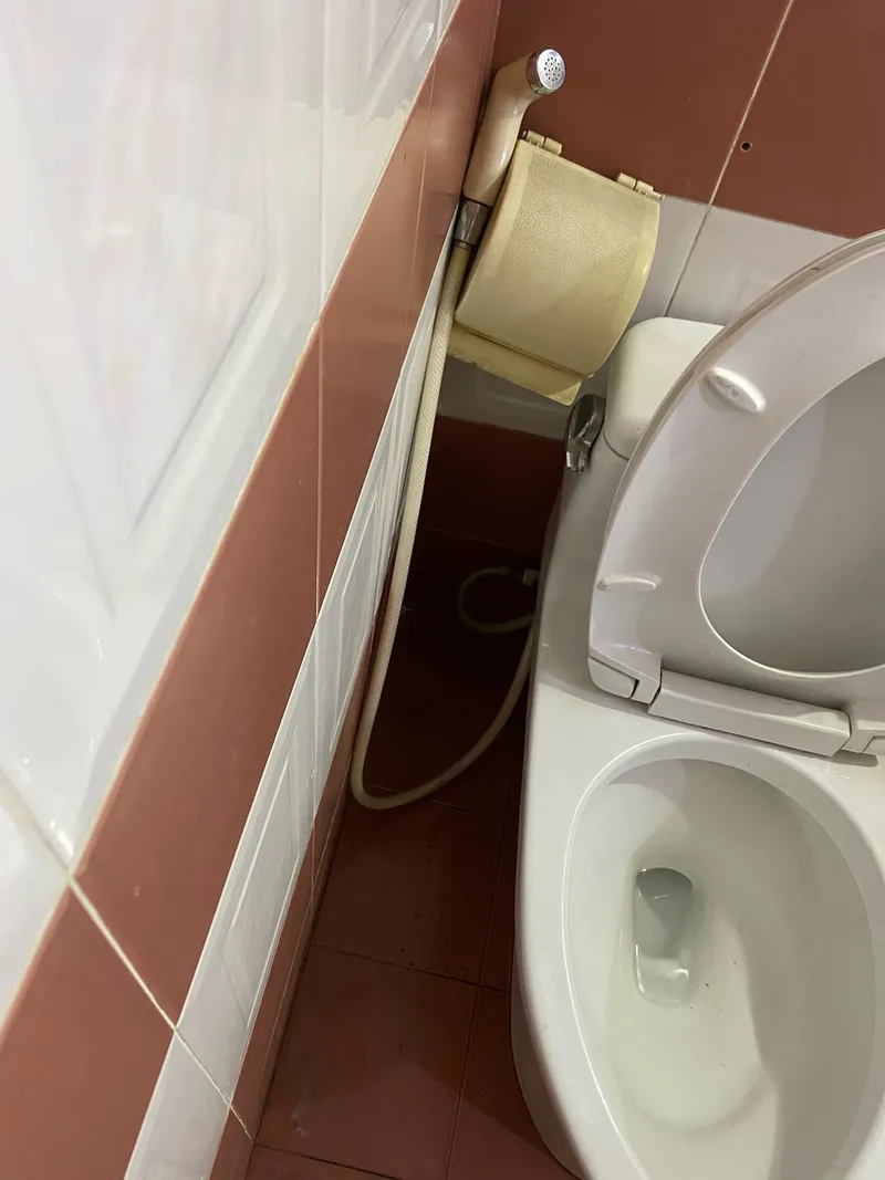Trước khi thay vòi nước bồn cầu tại Quận 1