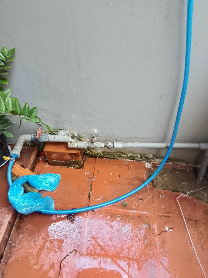 Trước khi sửa ống nước rò rỉ tại Tân Phú