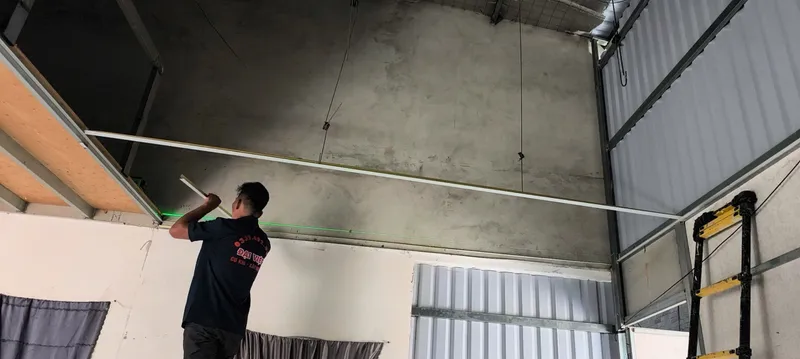 Trần bê tông cũ lồi lõm Quận 12 trước khi làm trần thạch cao thả tấm