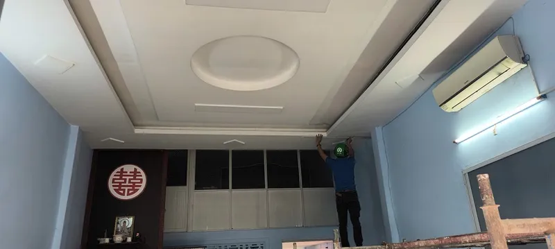 Trần thạch cao bị ố vàng ẩm mốc đọng nước trước khi sửa tại TPHCM