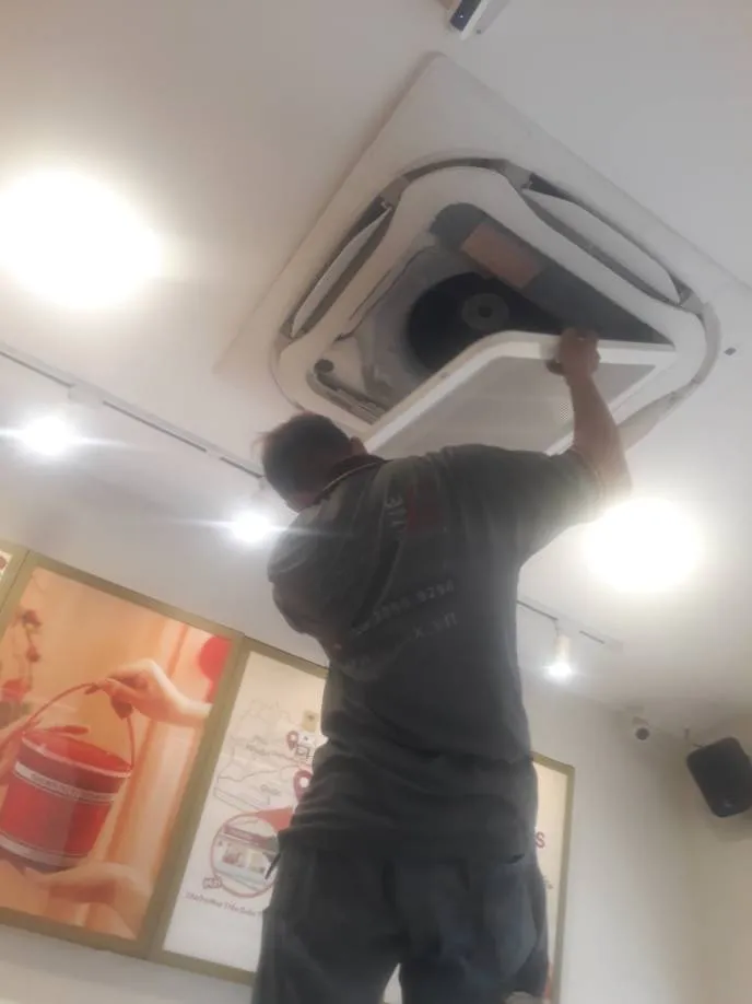 Kết quả sửa chữa: thợ mở mặt nạ dàn lạnh âm trần sau khi nạp lại gas tại Quận 1 — thợ Đặng Anh Huy