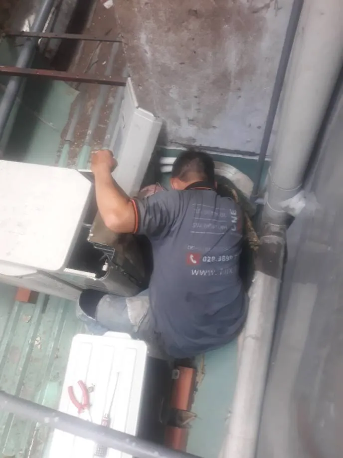 Trước khi sửa chữa: thợ kiểm tra mối tán ống đồng ở dàn nóng máy lạnh âm trần tại Quận 1 — thợ Đặng Anh Huy