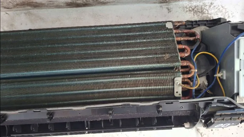 Máy lạnh trước khi vệ sinh và bơm gas tại nhà TPHCM