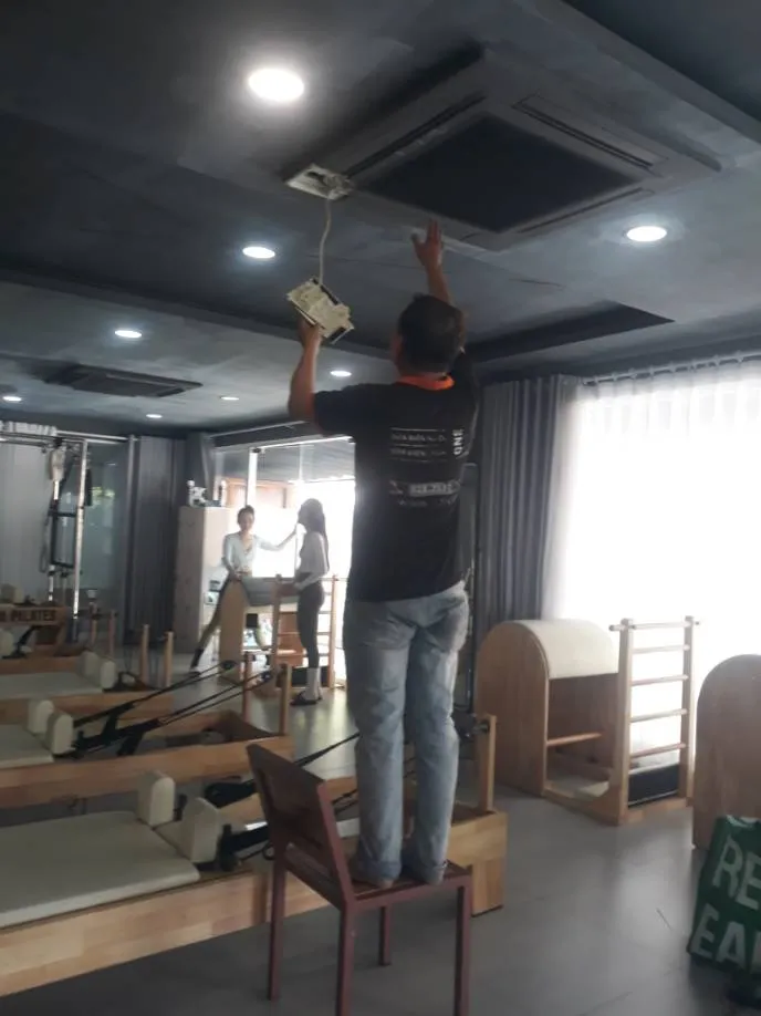 Trước khi sửa chữa: thợ đứng thang tháo mặt nạ dàn lạnh âm trần tại phòng tập Quận 6 — thợ Đặng Anh Huy