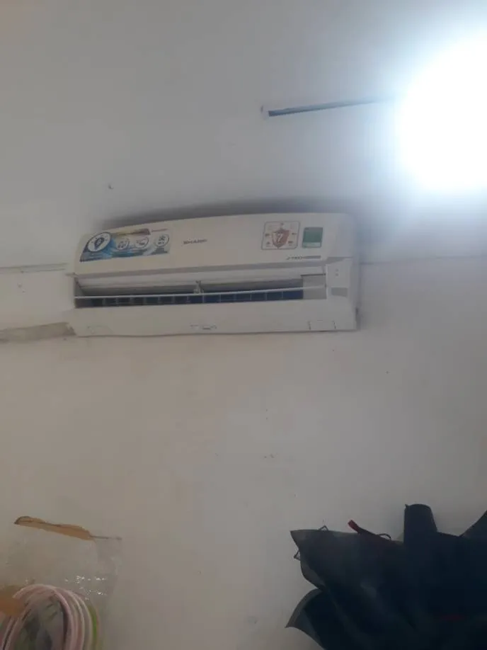 Thợ 1Fix mở mặt nạ dàn lạnh máy Sharp kiểm tra mắt nhận hồng ngoại và board mạch điều khiển tại Quận 3