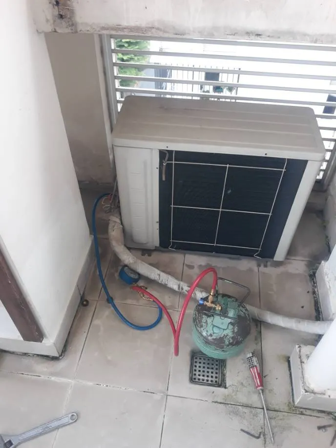 Thợ 1Fix kiểm tra và nạp gas máy lạnh không lạnh tại Quận 7