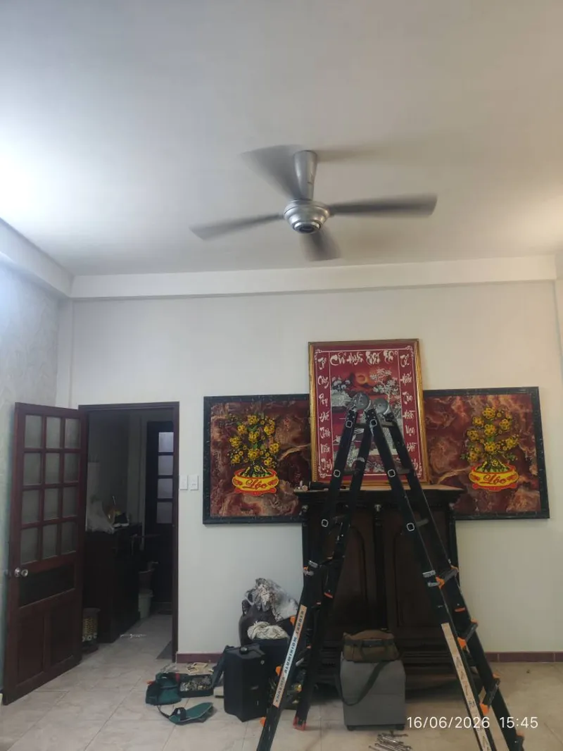 Kết quả thay quạt: quạt trần Panasonic mới đã lắp ở vị trí cũ trong phòng khách tại Quận 10 — thợ Nguyễn Hoàng Khánh