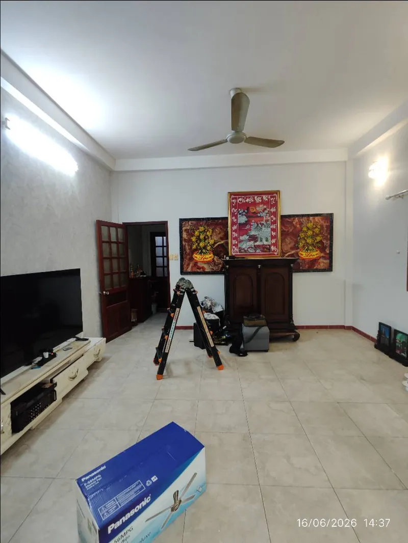 Trước khi thay: quạt trần cũ trong phòng khách, hộp quạt Panasonic mới đặt dưới sàn tại Quận 10 — thợ Nguyễn Hoàng Khánh