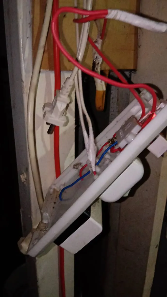 Hiện trường trước khi sửa ca chập cháy ổ cắm khu bếp tại Thủ Đức — đầu dây oxy hóa đã thay mới, chi phí 650.000đ (mã việc 617788842)