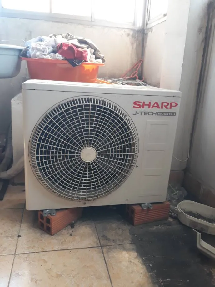 Máy lạnh Sharp J-Tech Inverter tại Quận 5 kém lạnh, thợ 1Fix đo áp suất gas đường ống hút