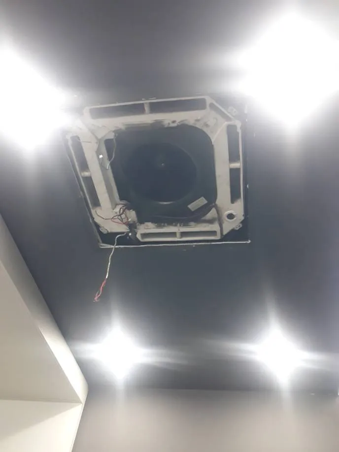 Kết quả sửa chữa: dàn lạnh âm trần mở mặt nạ để lắp lại board tại Bình Tân — thợ Đặng Anh Huy