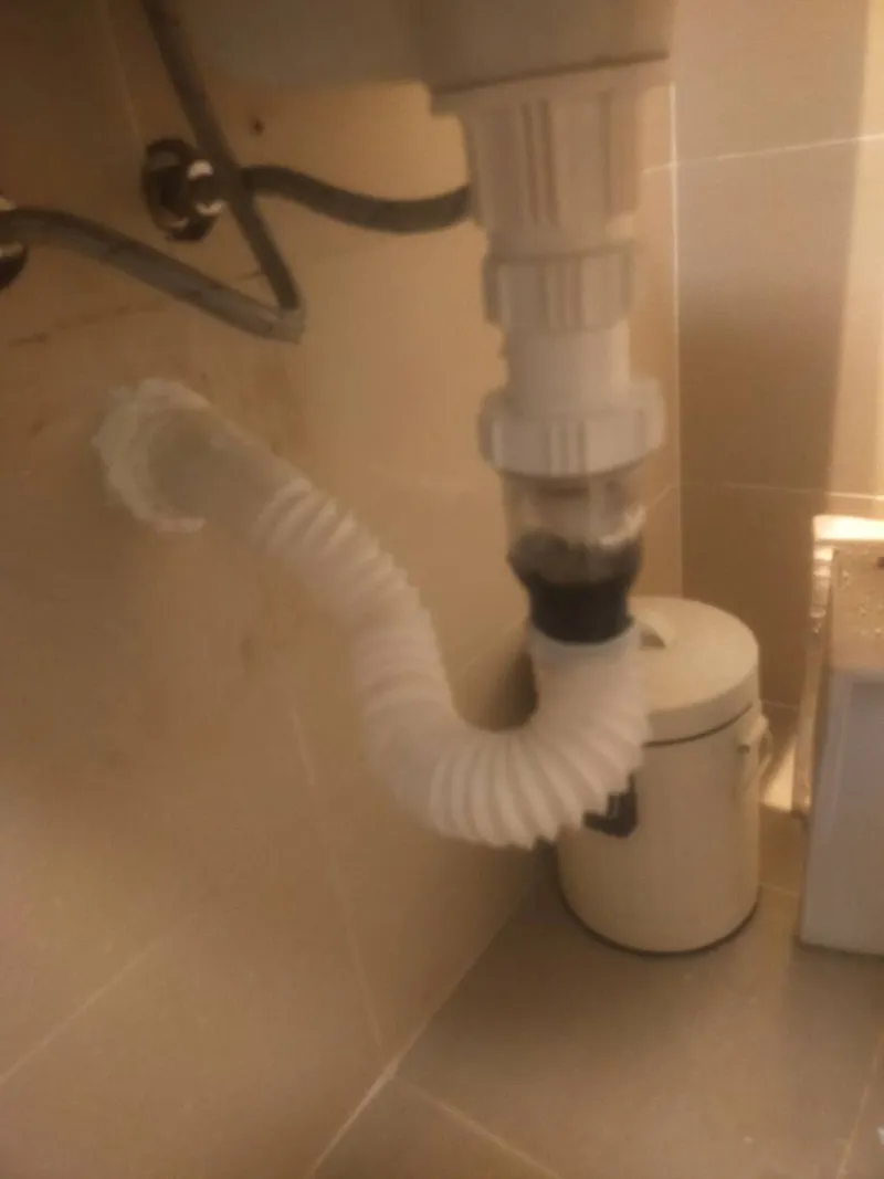Đường ống thoát đã đi lại thẳng, làm sạch cặn bám, nước thoát thông sau khi thợ 1Fix xử lý
