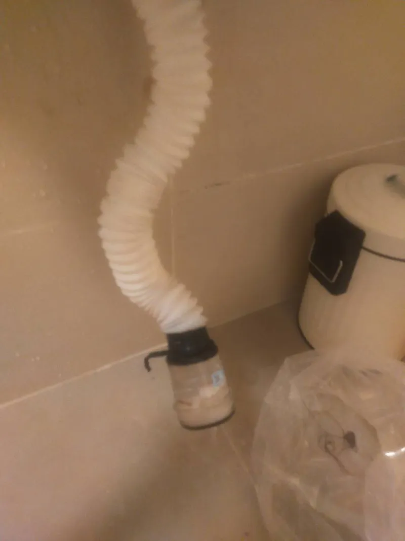 Ống ruột gà thoát lavabo bị gấp khúc sai kỹ thuật, cặn bám dày bên trong gây tắc tại Thủ Đức