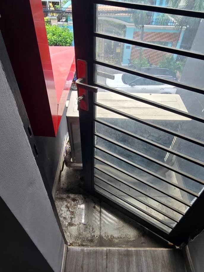 Trước khi sửa chữa: sàn ướt và đọng bẩn do máy lạnh âm trần chảy nước tại Bình Thạnh — thợ Lê Hữu Lộc