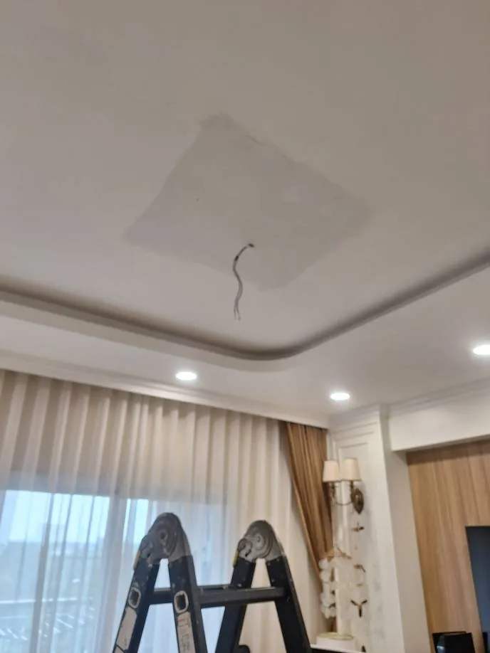 Trước khi lắp đặt: trần thạch cao phòng khách có dây chờ thò ra ở vị trí treo quạt tại Quận 7 — thợ Trần Quốc Đông