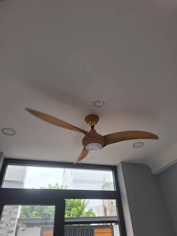 Kết quả lắp đặt: quạt trần cánh gỗ đã lắp trên trần thạch cao tại Quận 7 — thợ Trần Quốc Đông
