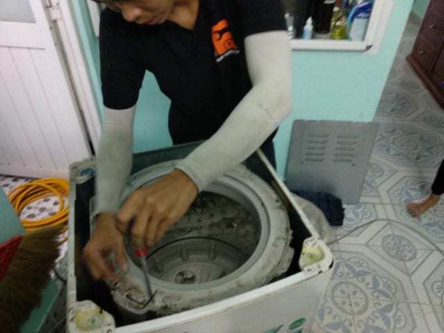 Vệ sinh máy giặt lồng đứng quận tân bình bị kẹt cốt lồng 10