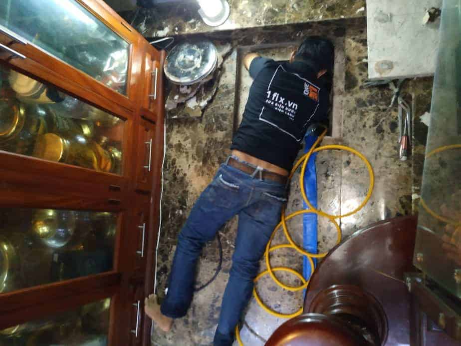 Trước khi tiến h&agrave;nh vệ sinh bể nước ngầm, cần tiến h&agrave;nh khảo s&aacute;t chi tiết bể nước ngầm để kiểm tra mức độ b&aacute;m bẩn của bể
