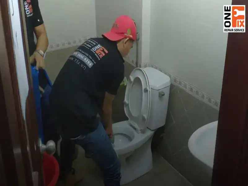 Bạn nên liên hệ thợ sửa bồn cầu, sửa ống nước quận 7 chuyên nghiệp đến xử lý vấn đề gặp phải