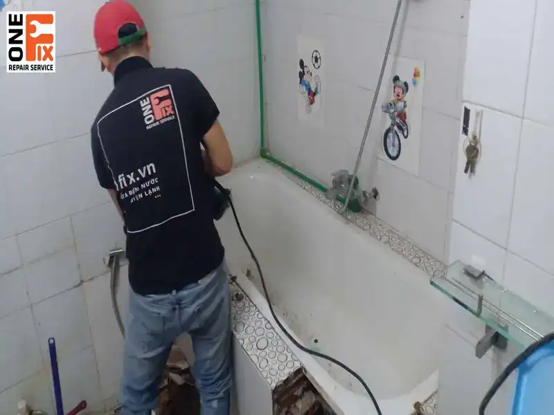 Thợ sửa ống nước quận 7 của 1FIX đang sửa chữa tại nhà khách hàng