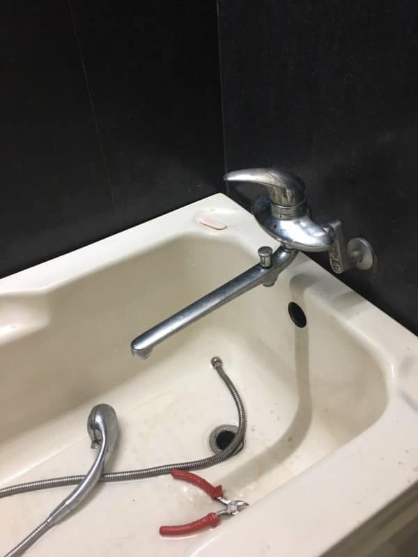 sửa vòi nước lavabo bị rỉ nước