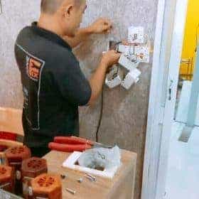 Sửa chữa ổ cắm điện bị lỏng ổ cắm điện bị hư 3