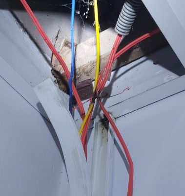 Mối nối có tiếp xúc kém trong ống bảo vệ có thể sinh nhiệt gay chập cháy điện nguy hiểm