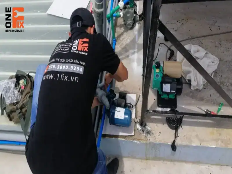 Thợ Sửa Máy Bơm Nước tại quận 5 TPHCM 15 Thợ 1FIX đang lắp đặt máy bơm tăng áp cho khách hàng tại Quận 5 TPHCM