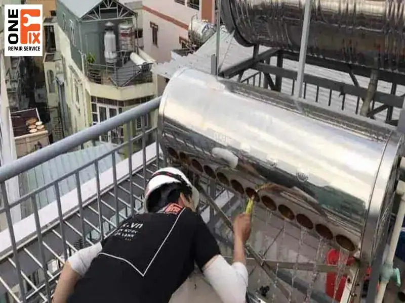 Sửa Máy Nước Nóng Năng Lượng Mặt Trời Quận 9 4 Kỹ thuật viên của 1FIX đang kiểm tra trước khi sửa máy nước nóng năng lượng mặt trời quận 9 cho khách hàng