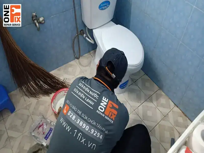 Hướng dẫn cách tháo lắp bồn cầu tại nhà đúng kỹ thuật 3 Trước khi tiến hành tháo lắp bồn cầu, người thực hiện cần trang bị đầy đủ găng tay cao su, kính bảo hộ và dụng cụ cần thiết