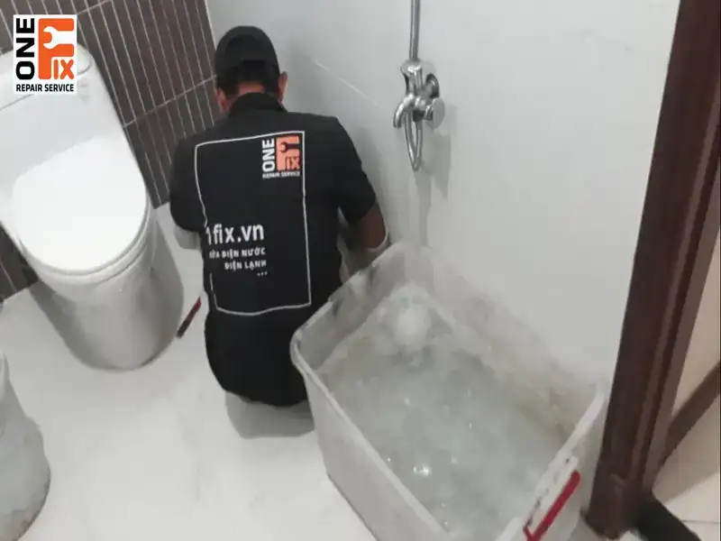 Hướng dẫn cách tháo lắp bồn cầu tại nhà đúng kỹ thuật 6 Dịch vụ điện nước, tháo lắp bồn cầu,... 1FIX cung cấp cam kết uy tín, chuyên nghiệp, tận tâm