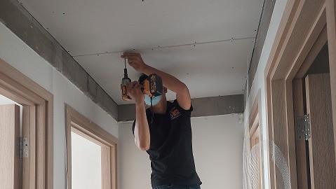 Xử lý trần nhà bị nhỏ nước: các bước dễ dàng để phân loại trần nhà bị rỉ nước