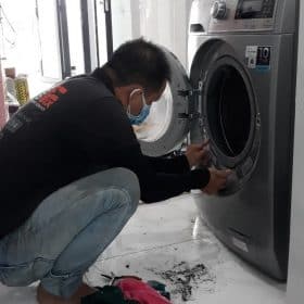 May giat Electrolux khong mo duoc cua