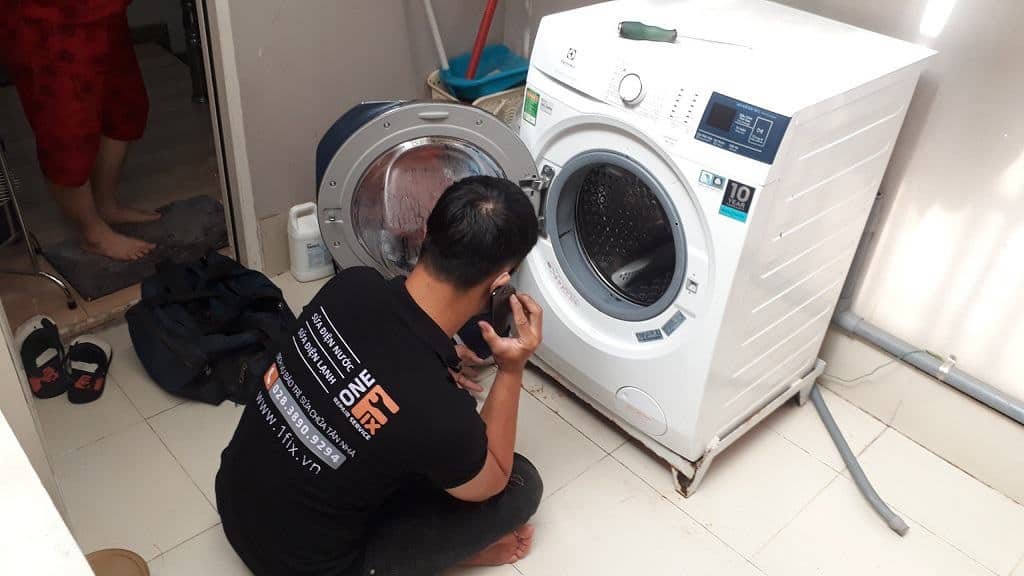 Thợ sửa máy giặt LG báo lỗi UE 
