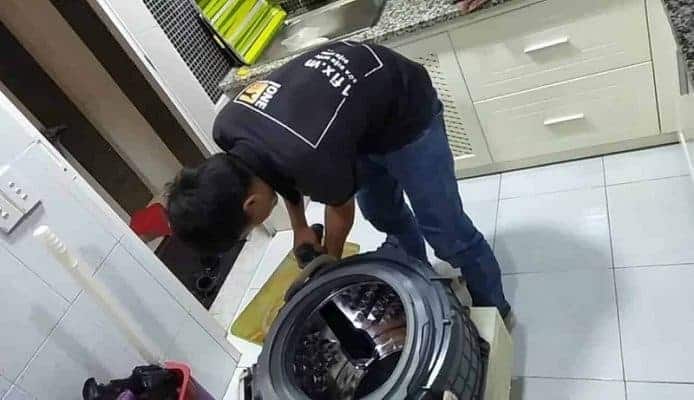 Thợ sửa máy giặt LG báo lỗi UE 