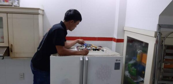 Sửa tủ lạnh Toshiba bị chảy nước ngăn mát