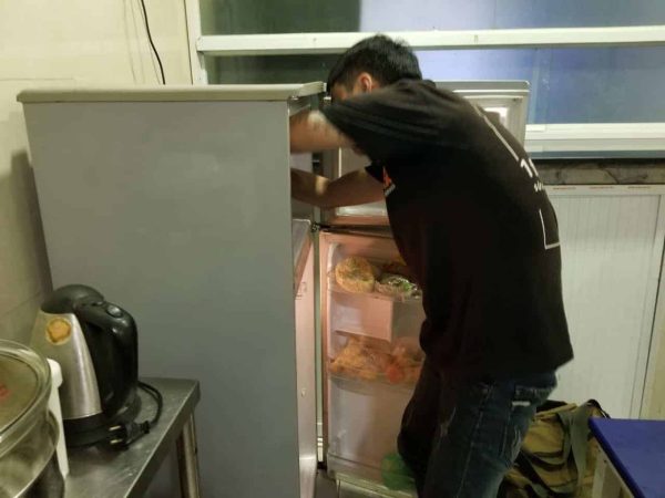 Tủ lạnh Hitachi bị chảy nước ngăn mát