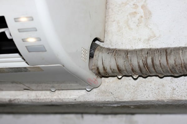 Nên thường xuyên vệ sinh ống thoát nước máy lạnh định kỳ để tránh được những lỗi xảy ra ngoài ý muốn