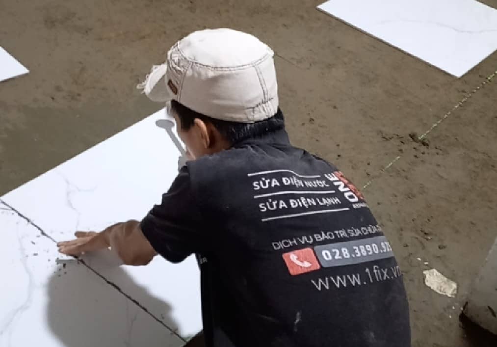 Thợ lót gạch nâng nền nhà