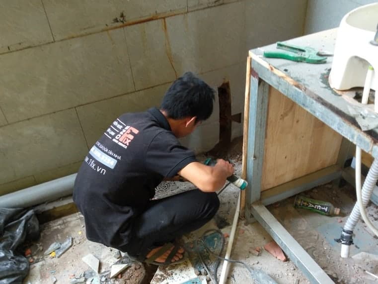 Giá máy dò ống nước âm tường và dịch vụ sửa chữa đường ống