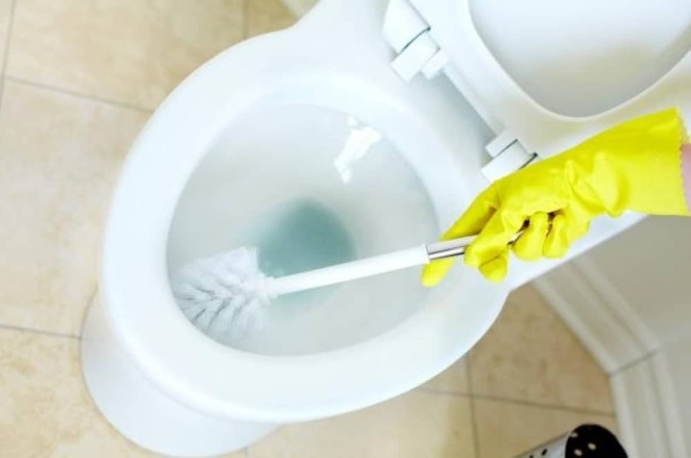 Xử lý mùi hôi nhà vệ sinh bằng cách làm sạch và khử khuẩn
