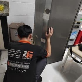 tu lanh bi chay nuoc duoi gam 4