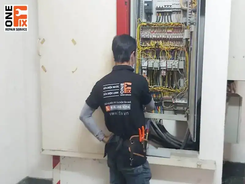 Dịch vụ thi công, lắp tủ điện uy tín tại HCM 4 Lắp tủ điện yêu cầu kỹ thuật viên thực hiện có kiến thức, kinh nghiệm