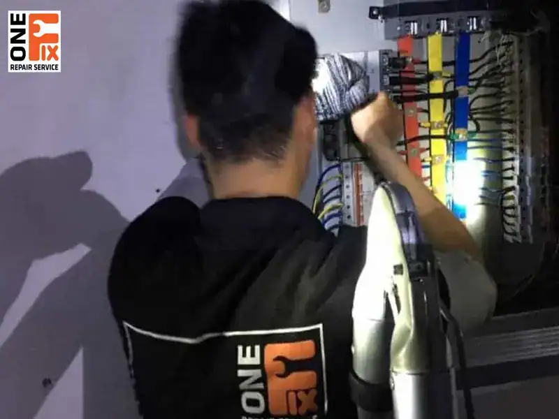 Dịch vụ thi công, lắp tủ điện uy tín tại HCM 7 Đội ngũ kỹ thuật viên, thợ điện tại 1FIX chuyên nghiệp, có nhiều năm kinh nghiệm lắp tủ điện dân dụng lẫn công nghiệp
