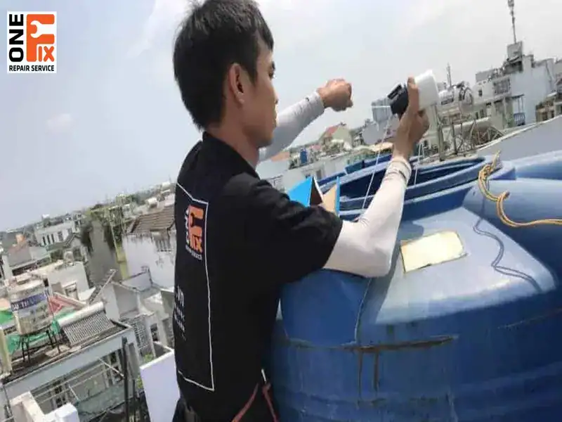 Thay sửa phao bồn nước bị tr&agrave;n l&agrave; giải ph&aacute;p cần thiết để bảo vệ m&aacute;y bơm v&agrave; giảm thiểu l&atilde;ng ph&iacute; nước sinh hoạt